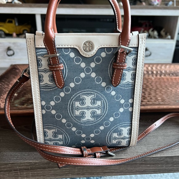 Tory burch used only once it is small super comfortable - Picture 2 of 5